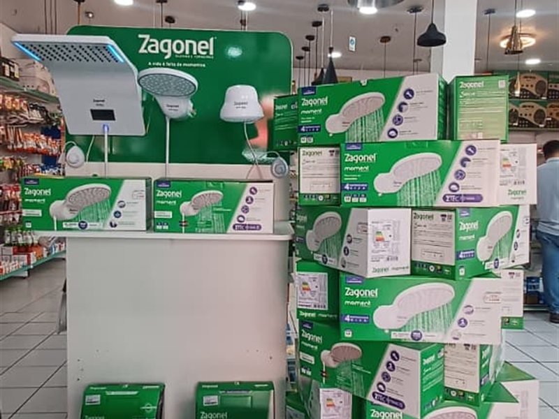 Chuveiro com água